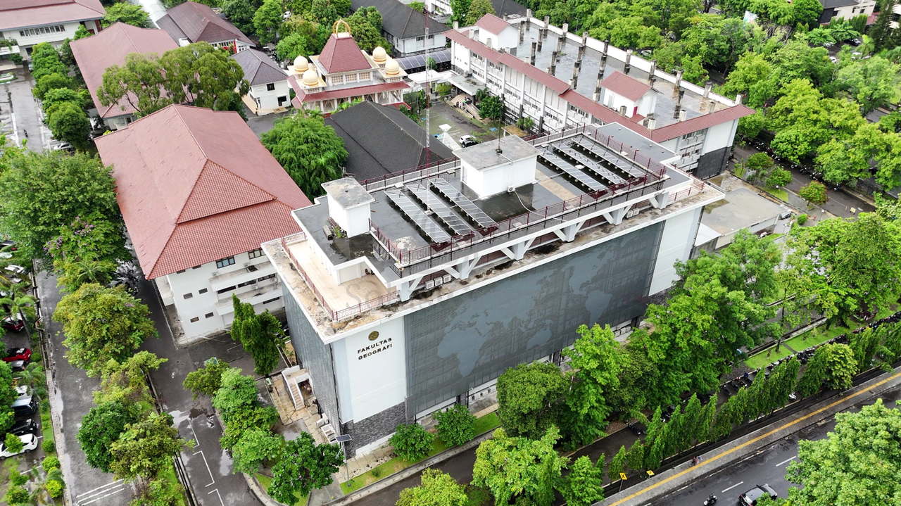 Fasad logam modern dengan pola laser cutting motif halftone pada gedung Fakultas Geografi UGM