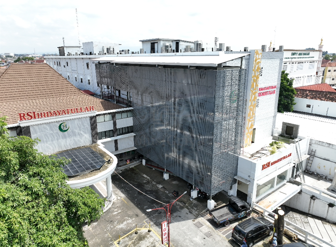 Fasad RSI Hidayatullah dengan panel logam modern dan ornamen laser cutting, aplikasi fasad metal untuk bangunan institusi