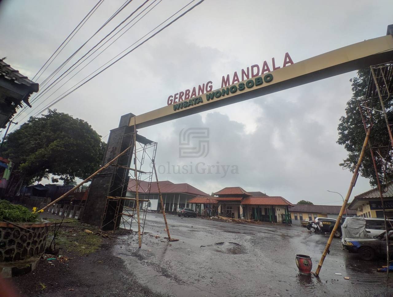Workshop fabrikasi logam dengan berbagai proyek pintu, kanopi, dan pagar