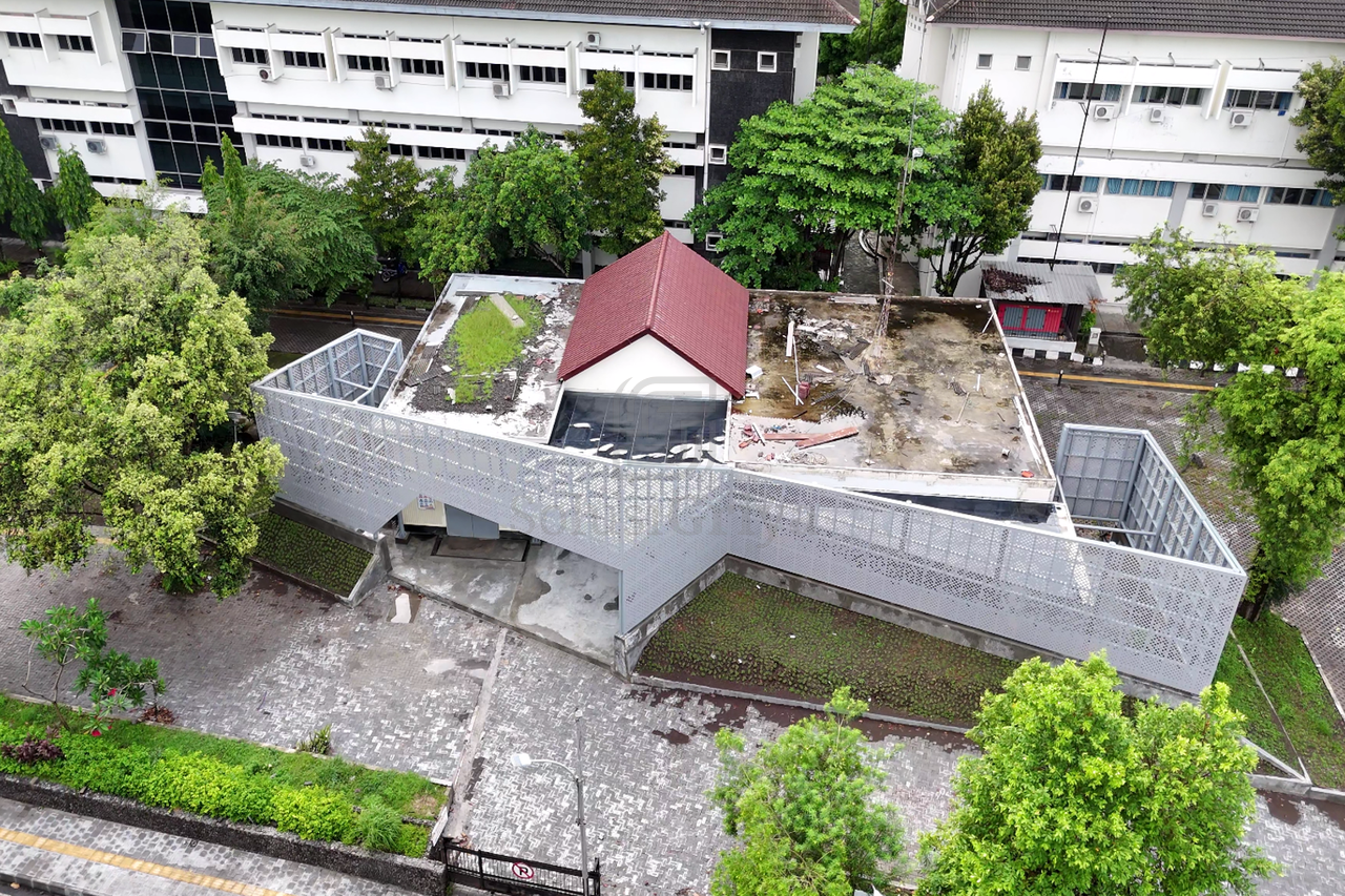 Cladding ACP untuk bangunan komersial seperti ruko dan kantor, pengerjaan ISG Yogyakarta.