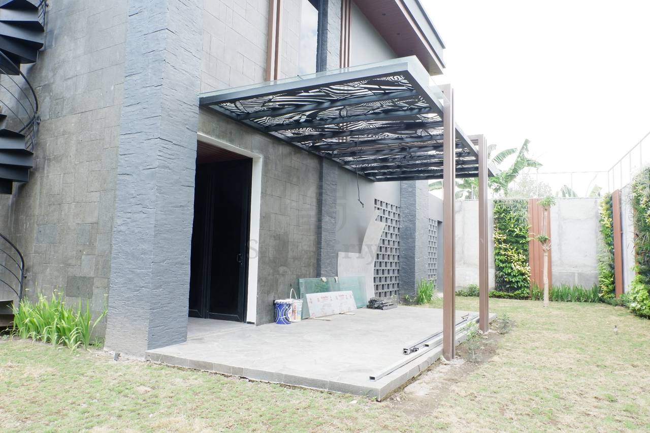 Kanopi rumah type 36 dengan atap polikarbonat dan rangka besi hollow, pengerjaan ISG Yogyakarta