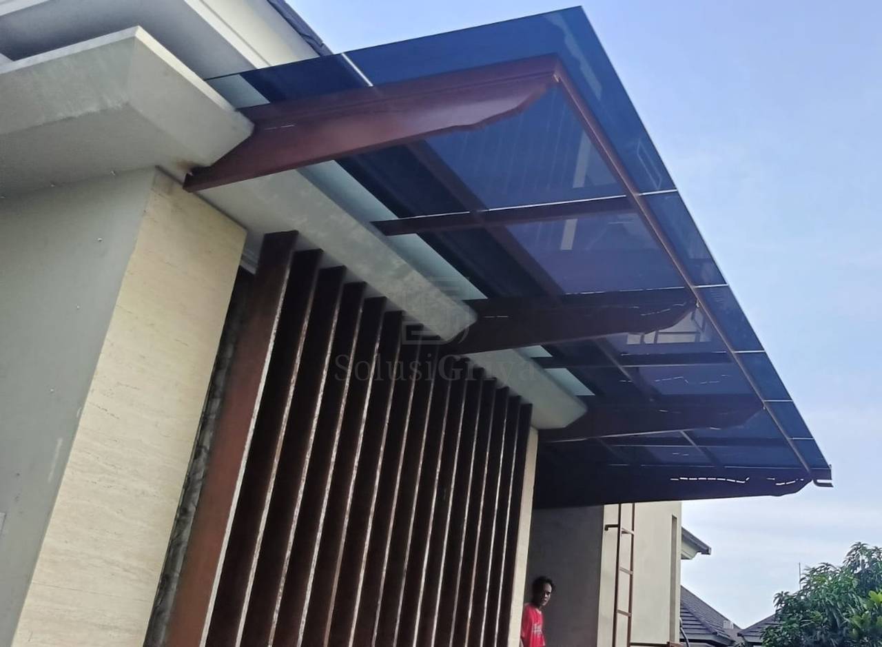 Kanopi kaca tempered untuk carport rumah minimalis, contoh renovasi eksterior modern dengan balutan kaca tempered ISG