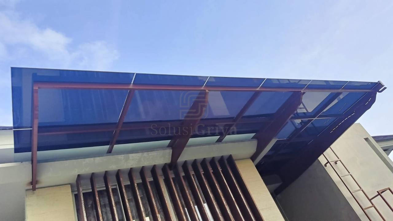 Detail sambungan polycarbonate pada rangka hollow galvanis finishing powder coating untuk kanopi carport rumah