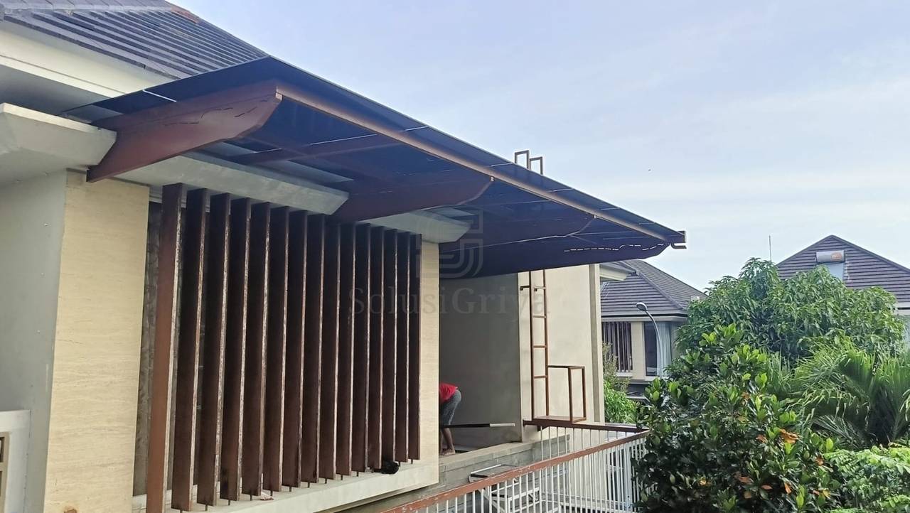 Tampak samping atap twinlite rumah tinggal dengan talang air dan finishing rapi