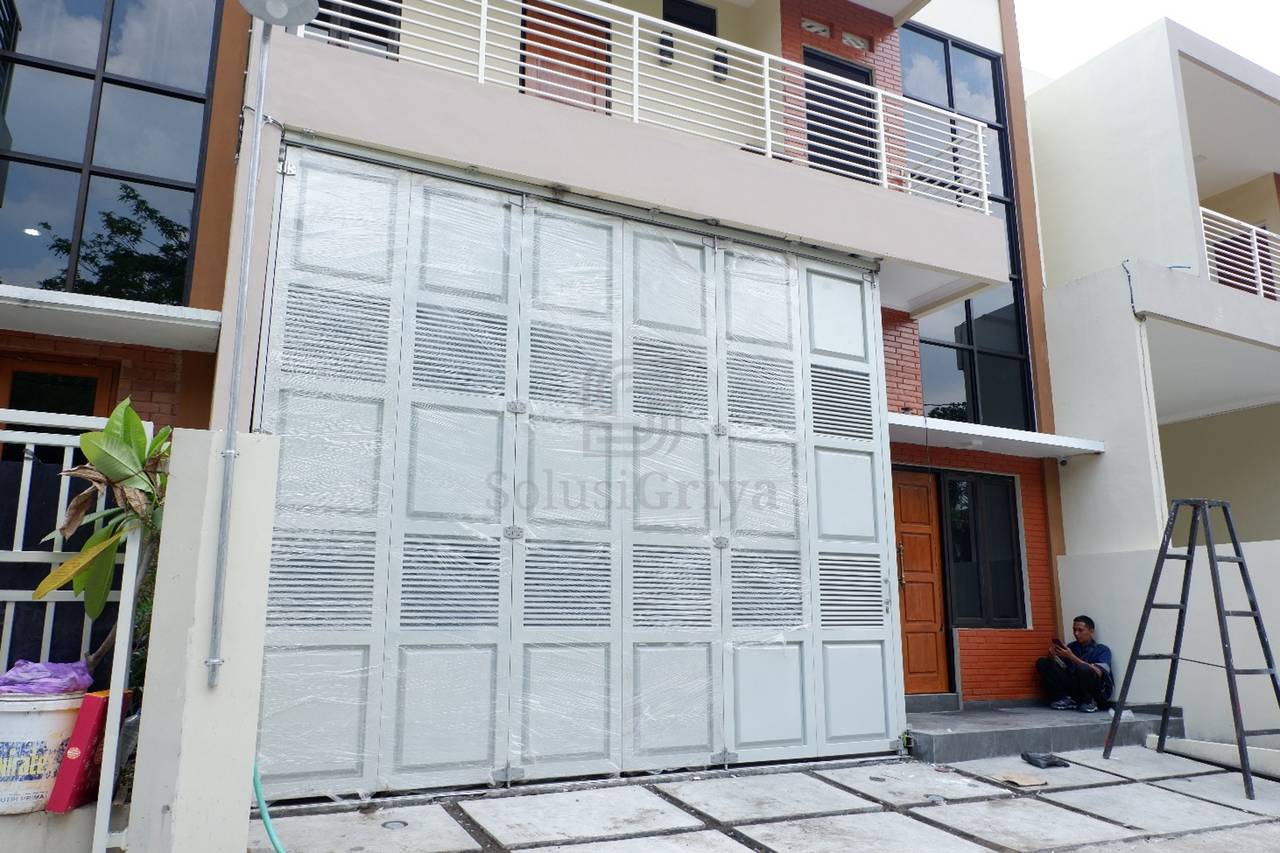 Akses garasi modern tipe sliding untuk rumah minimalis di Yogyakarta, rangka besi hollow galvanis finishing powder coating