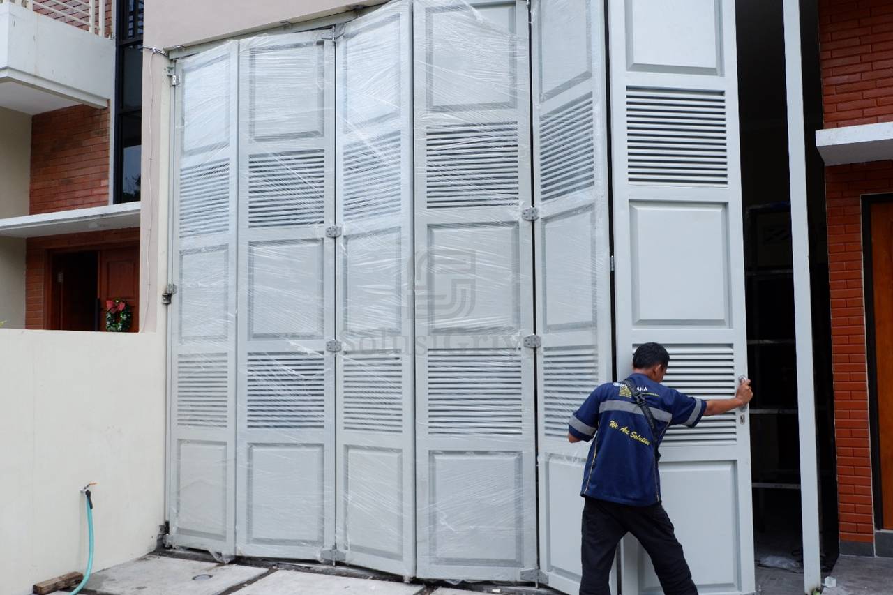 Akses garasi otomatis dengan motor opening untuk rumah modern, mekanisme sectional panel