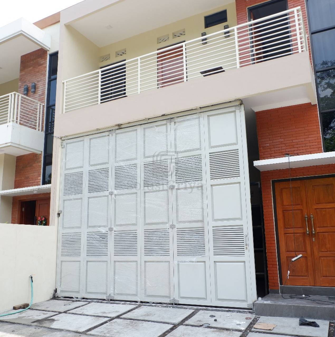Pagar besi hollow dengan finishing powder coating untuk rumah minimalis modern