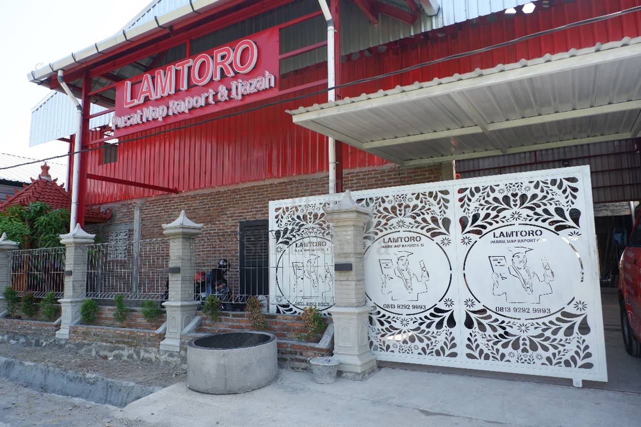 Pintu gerbang dengan ornamen laser cutting motif floral untuk rumah modern Yogyakarta, pengerjaan ISG dengan presisi CNC