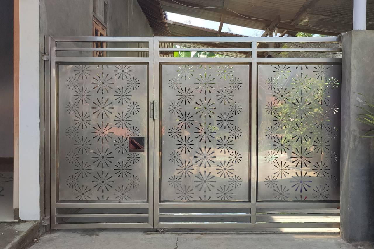 Pintu laser cutting geometris modern untuk rumah cluster elite, finishing powder coating ISG