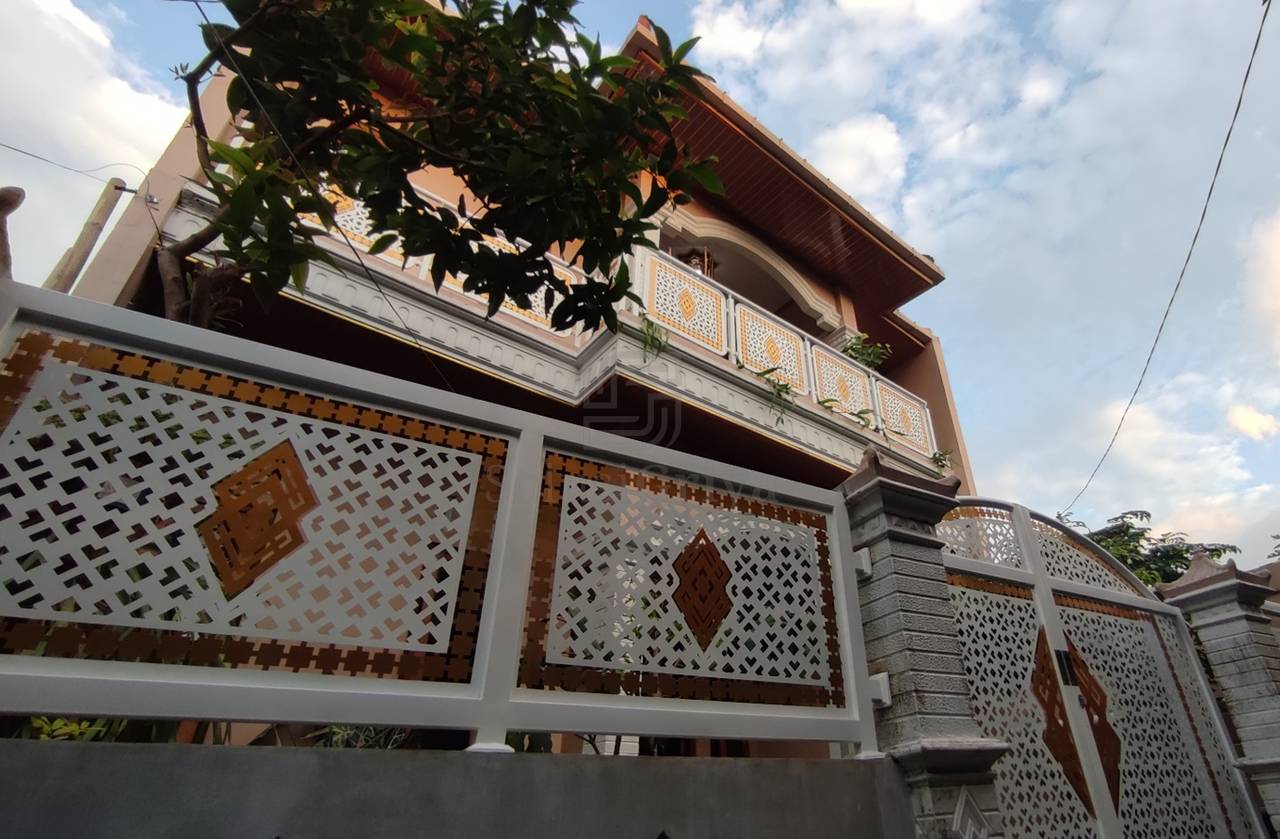Detail pintu lipat rumah dengan sistem rel dan engsel pivot, aplikasi untuk area indoor outdoor