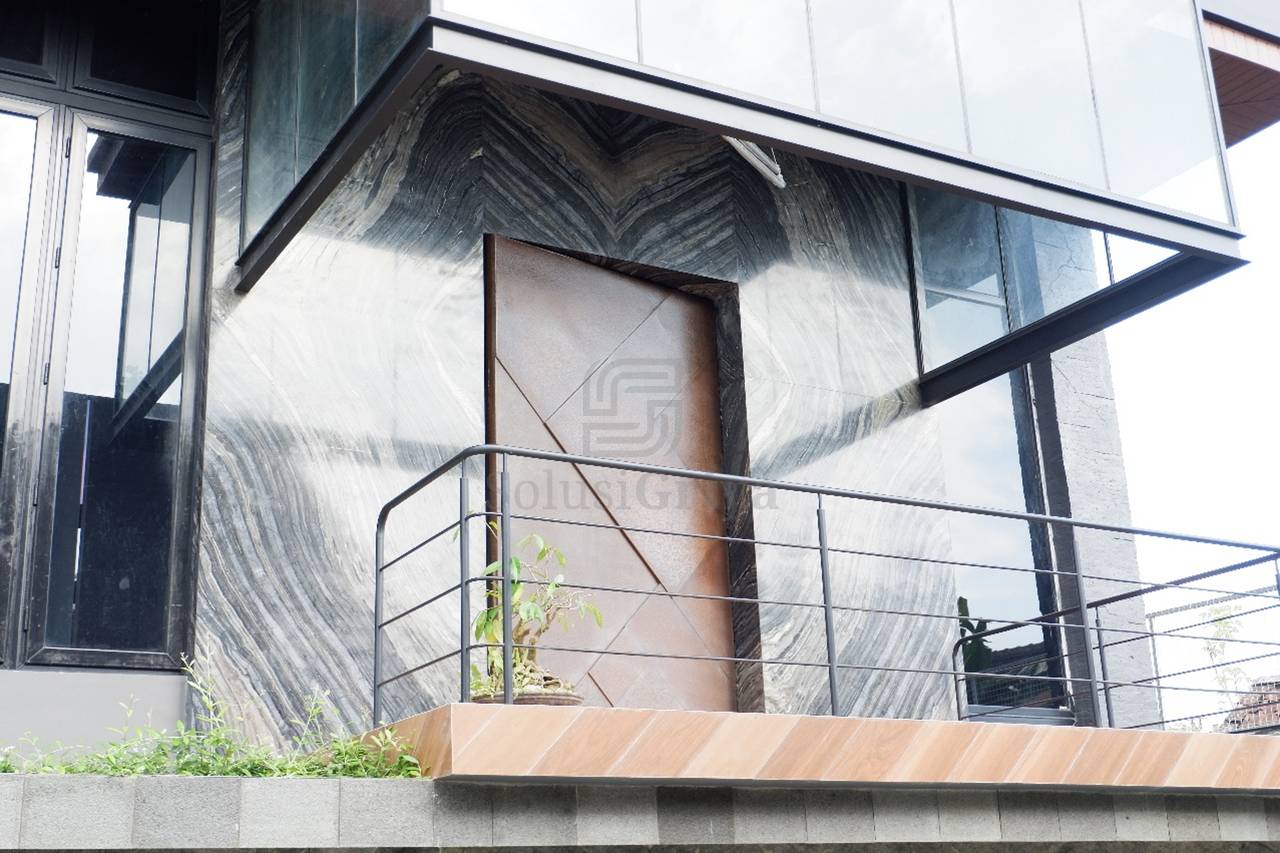 Pintu besi dengan finishing rust effect untuk gaya industrial modern.