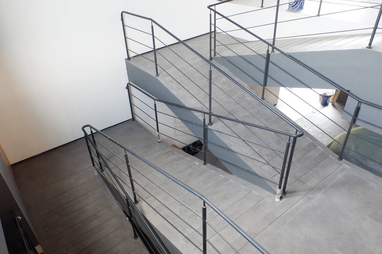 Railing tangga minimalis dengan desain clean untuk rumah modern