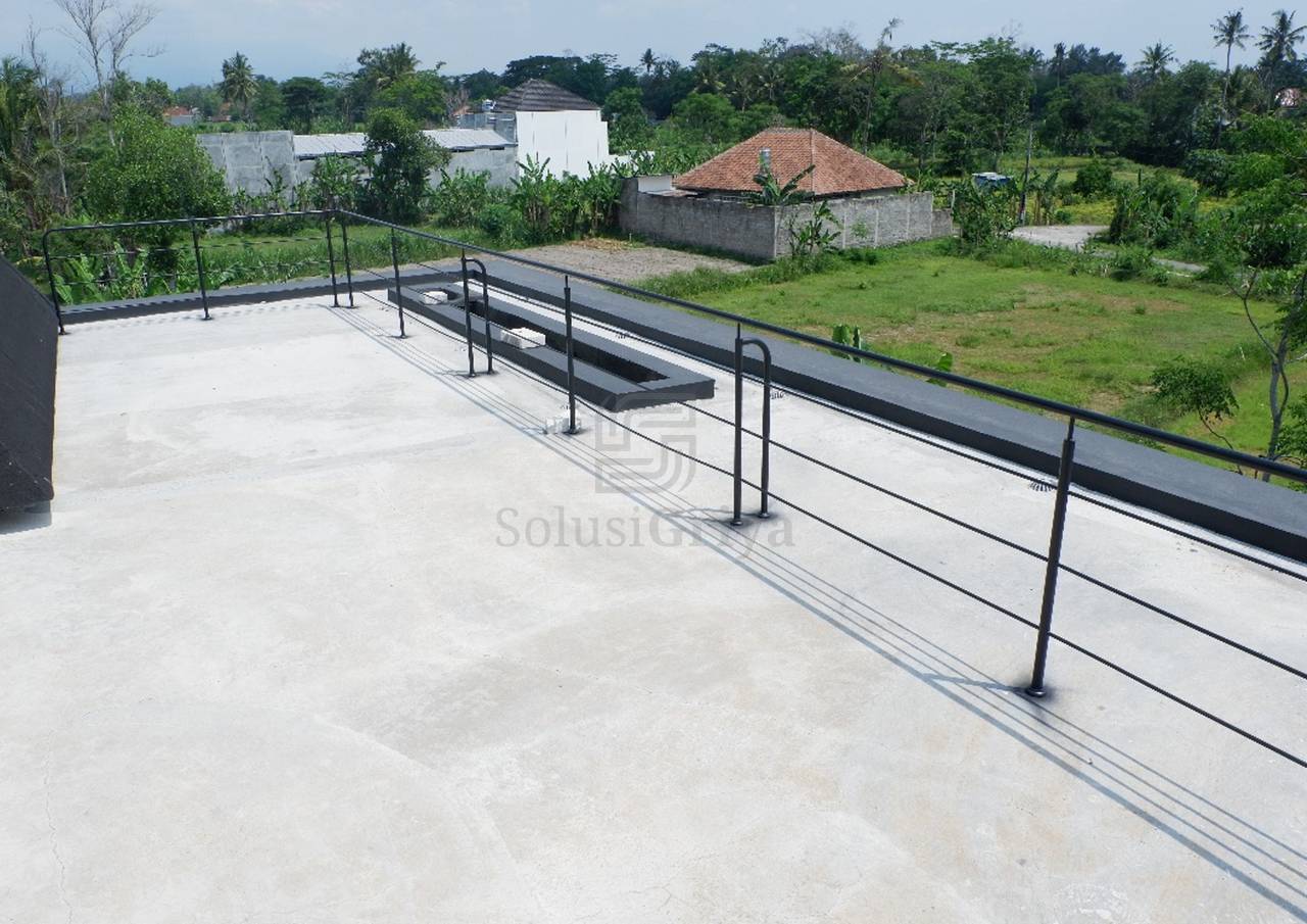 Detail sambungan railing tangga besi hollow dengan handrail kayu kombinasi, finishing rapi modern