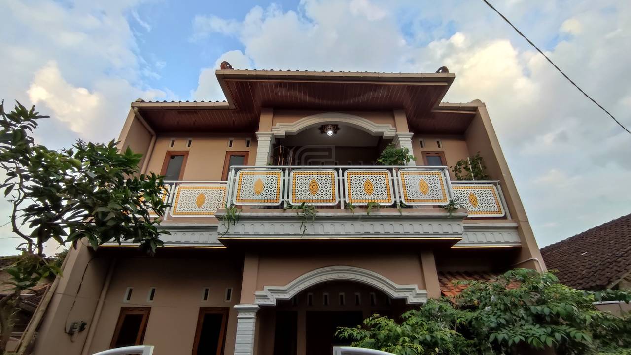 Railing balkon modern minimalis untuk rumah tinggal di Yogyakarta, desain dual tone hitam silver dengan rangka besi hollow galvanis