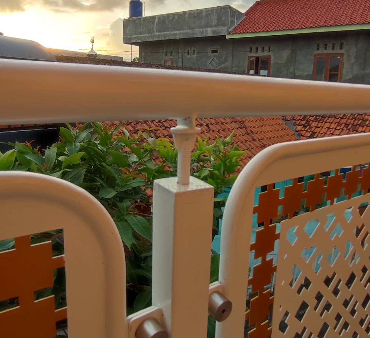Railing balkon industrial style dengan exposed metal dan finishing matte untuk rumah modern minimalis