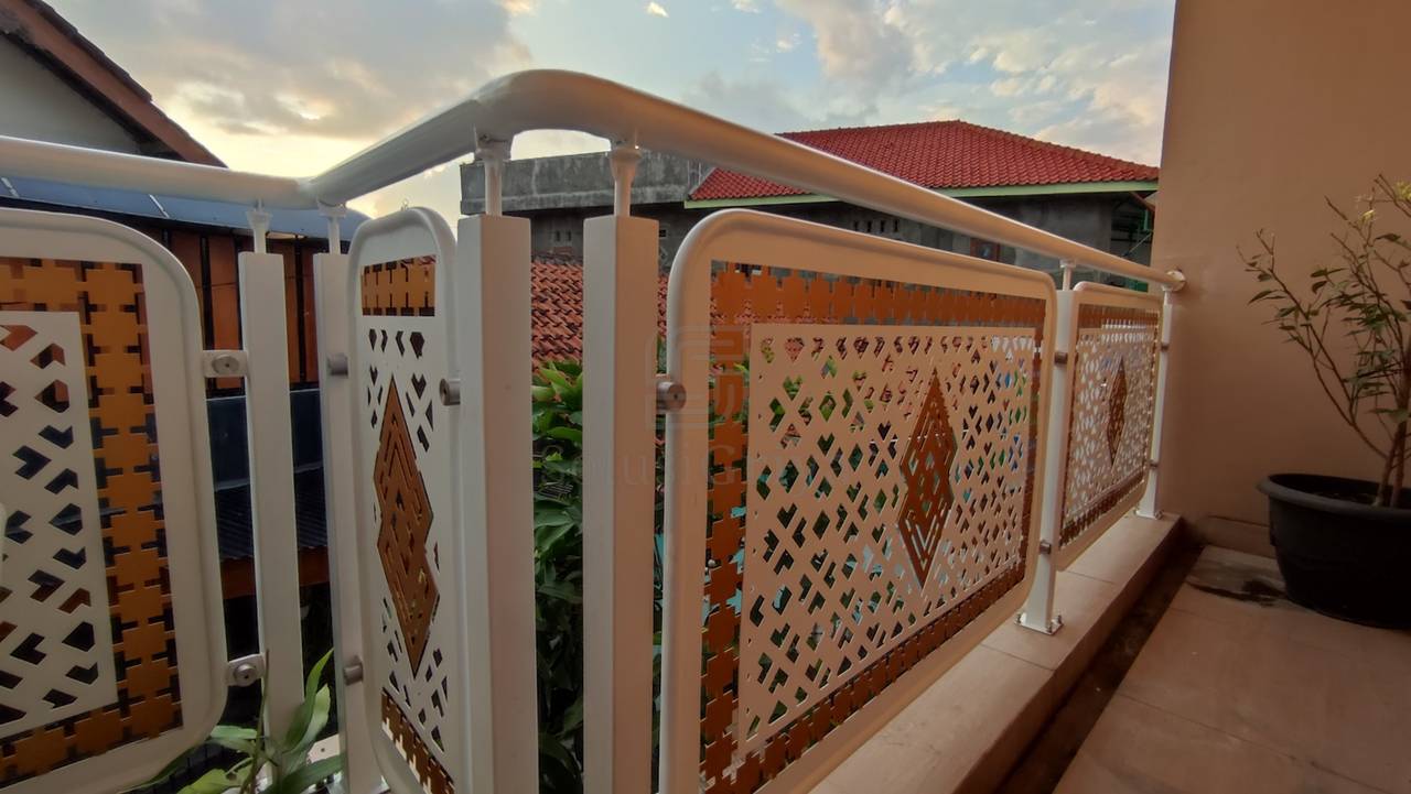 Detail railing tangga hollow galvanis dengan pegangan kayu, kombinasi yang elegan.
