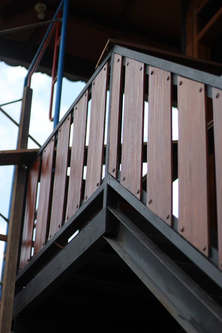 Tangga kombinasi bordes kayu solid dan railing stainless steel minimalis untuk rumah tinggal