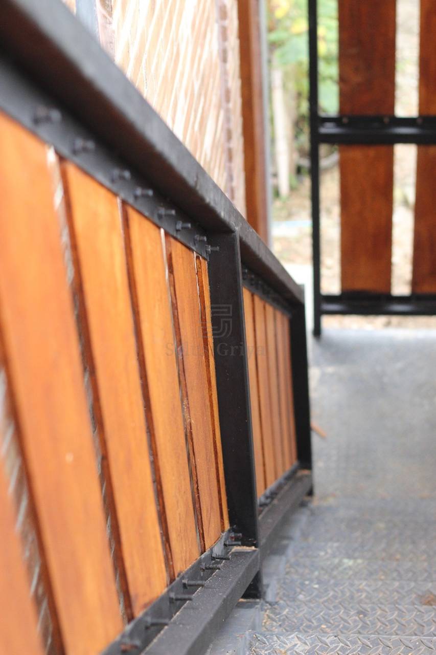 Tangga kombinasi kayu dan besi dengan bordes kayu solid untuk rumah tinggal