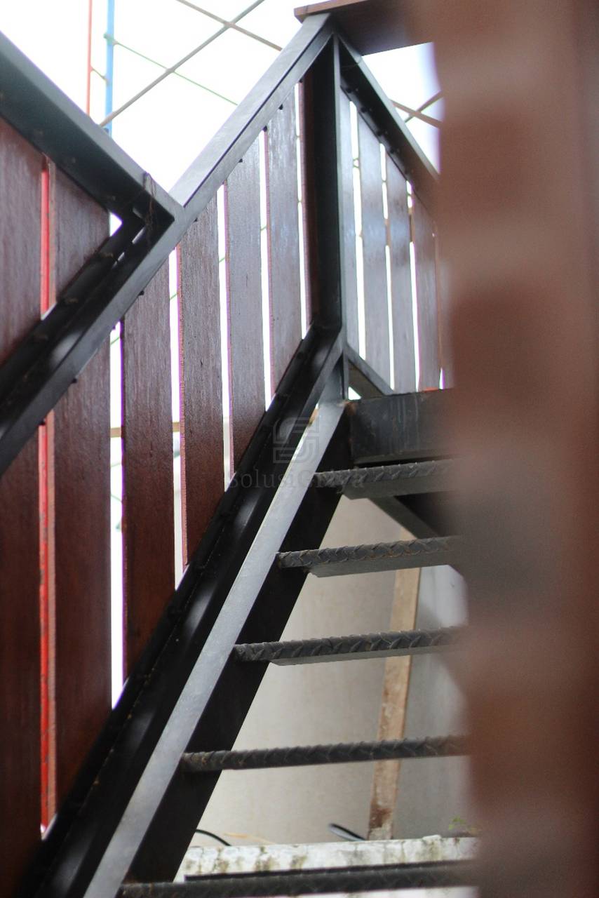 Tangga putar modern dengan bordes kombinasi kalsiboard dan railing stainless steel
